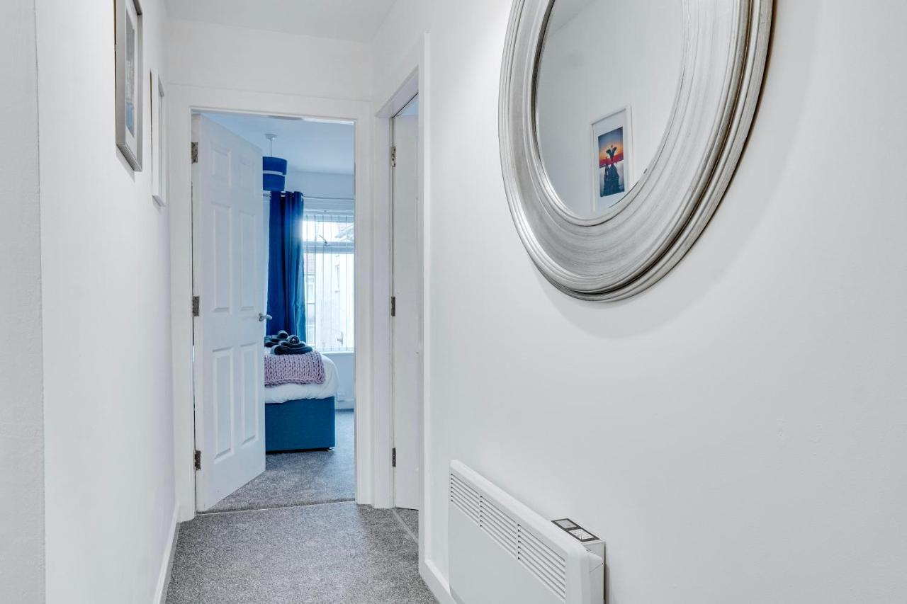 Modern 2 Bedroom Flat - 15 Minutes To Liverpool Birkenhead Exterior photo